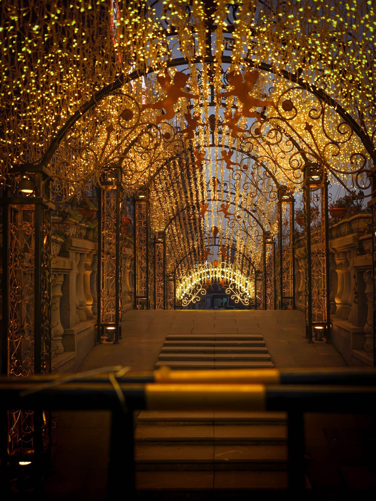 Galleria di arcate luminose sopra una scalinata