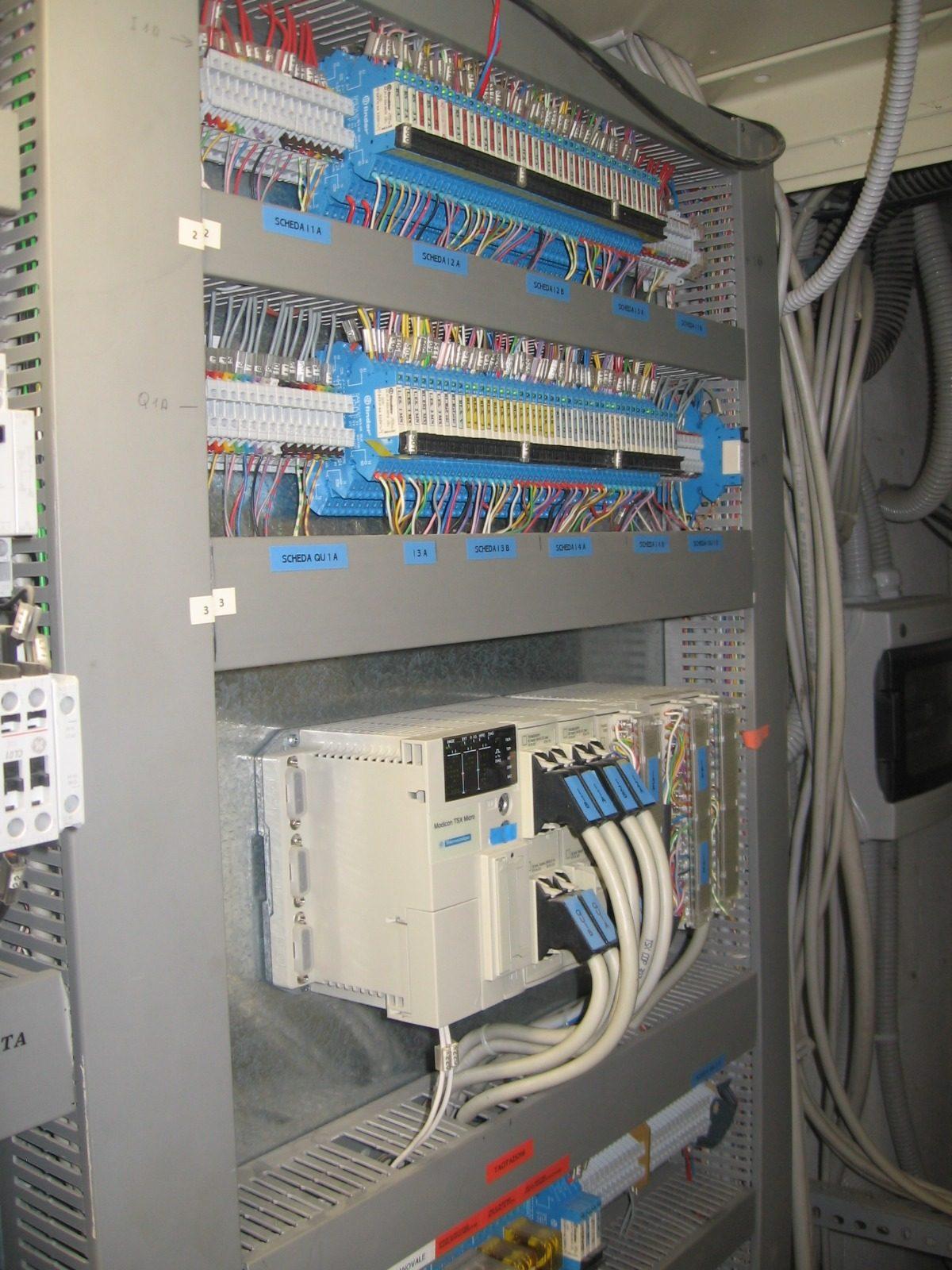Elettricista al lavoro su un quadro elettrico